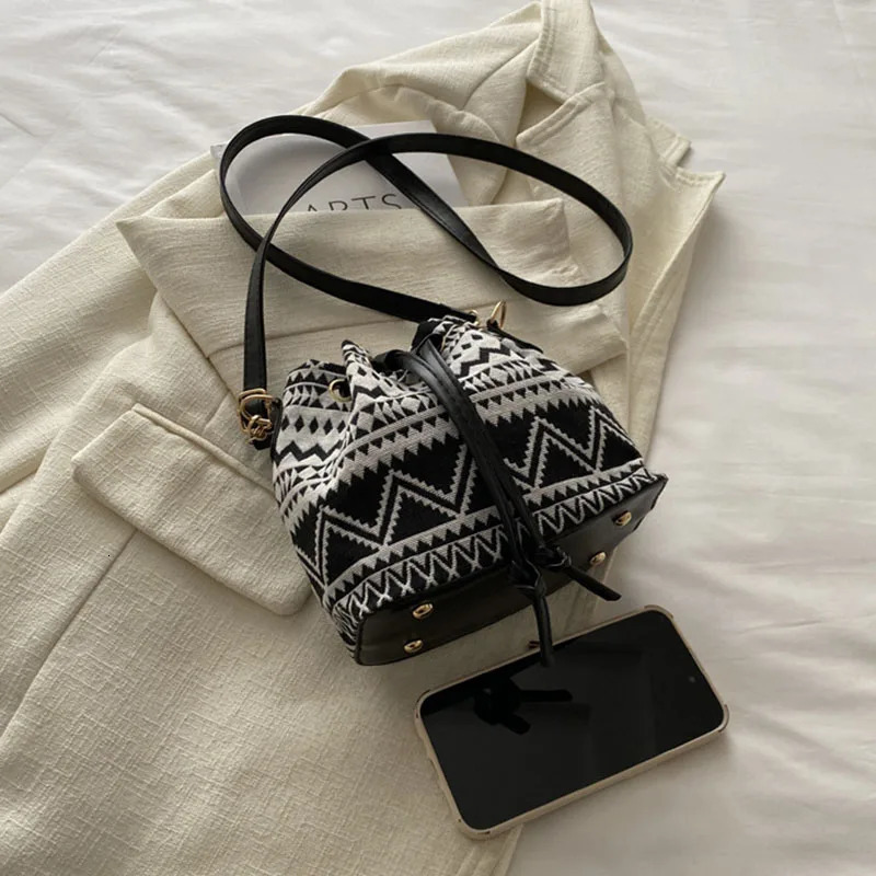 Personalized Casual Fashion Single Shoulder Ethnic Style Oblique Crossbody Drawback Bag for Women Retro 250427