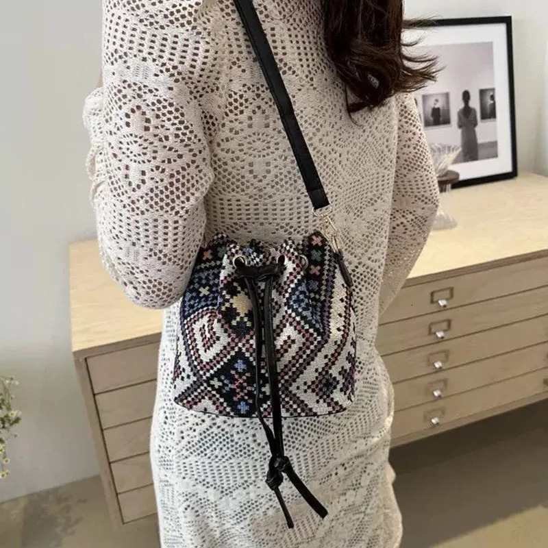 Personalized Casual Fashion Single Shoulder Ethnic Style Oblique Crossbody Drawback Bag for Women Retro 250427