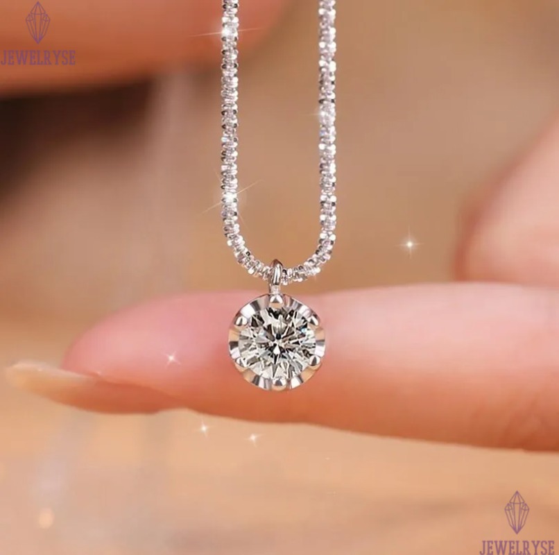 2024 Ins Sparkling Glittering Crown Pendant Solitaire Simple Fine Jewelry Real 100% 925 Sterling Sillver Moissanite Diamond Party Women Wedding Beach 