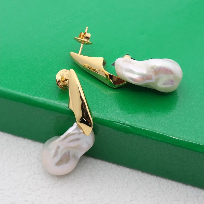 Europe and the United States niche style simple Baroque shaped pearl earrings advanced sense 2024 retro earrings250422