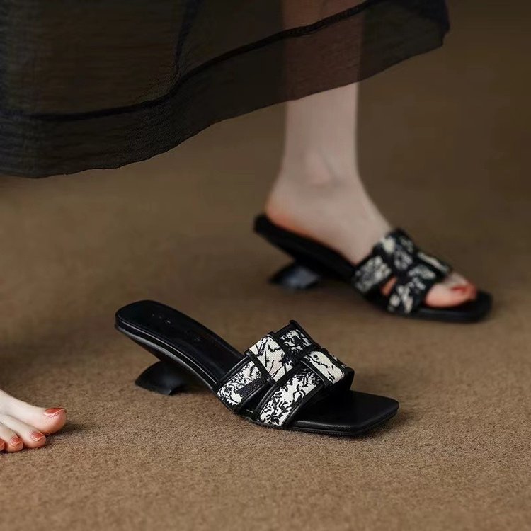 Free shipping designer summer French flip-flops for women, a pair of flip-flops with a small Chanel-style square toe and exposed toe retro sandals