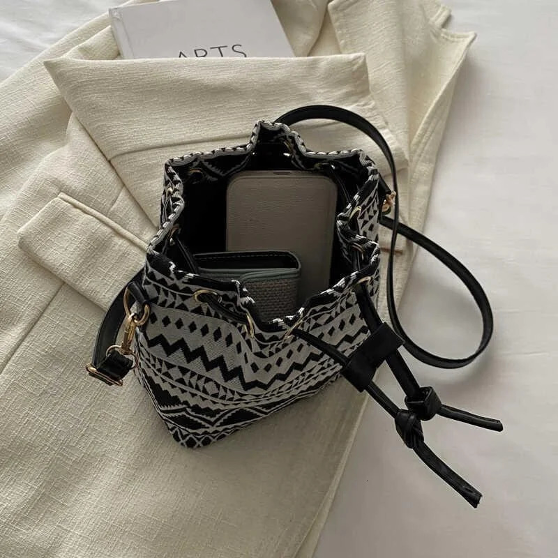 Personalized Casual Fashion Single Shoulder Ethnic Style Oblique Crossbody Drawback Bag for Women Retro 250427