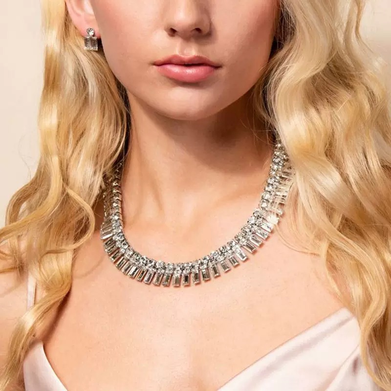 New style exaggerated square full-diamond necklace, fashionable and luxurious for parties and banquets, dazzling diamond-laden elegant ladies' ne