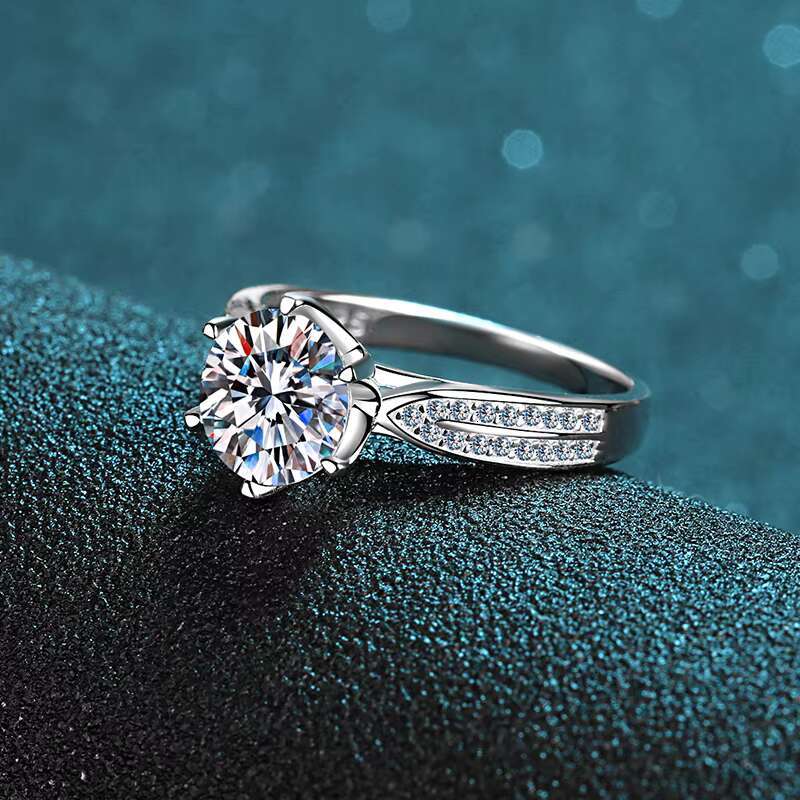 Hot Sales Brilliant Cut Silver Plated Platinum Vvs Moissanite Circular 1.0ct Engagement Diamond 925 Silver Ring