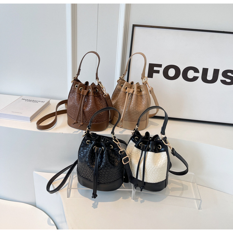 Women's Fashion Bucket Designer's New Woven Pattern Large Capacity Contrasting Color Single Shoulder Crossbody Bag