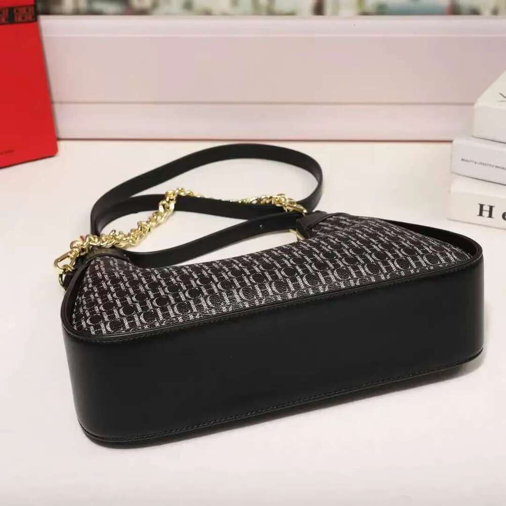 A Pvc Material Curved Shoulder Bag Suitable Ladies, Exquisite For Daily Travel