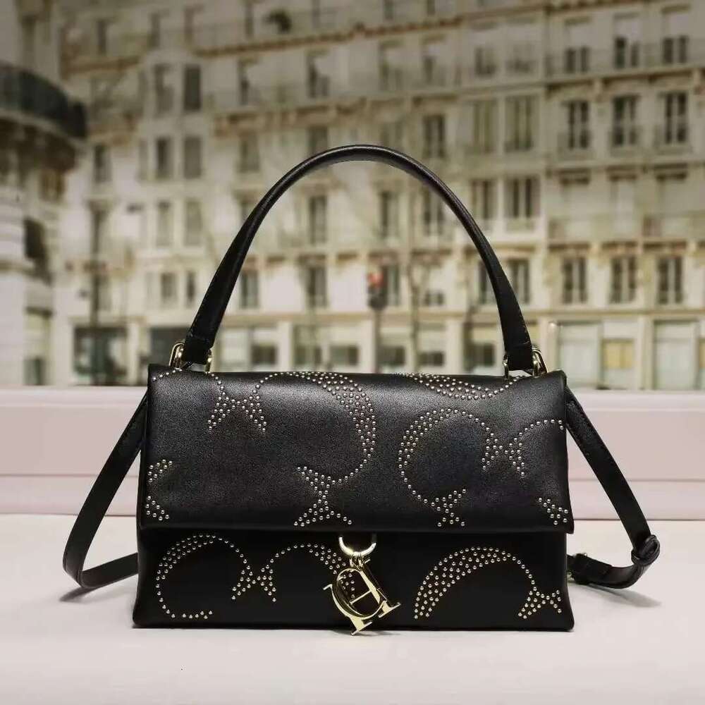 CILMI HARVILL CHHC 2024 Autumn New Women's Handheld Crossbody Bag Flip Design Emed Metal Pendant For High End Banquet Dating