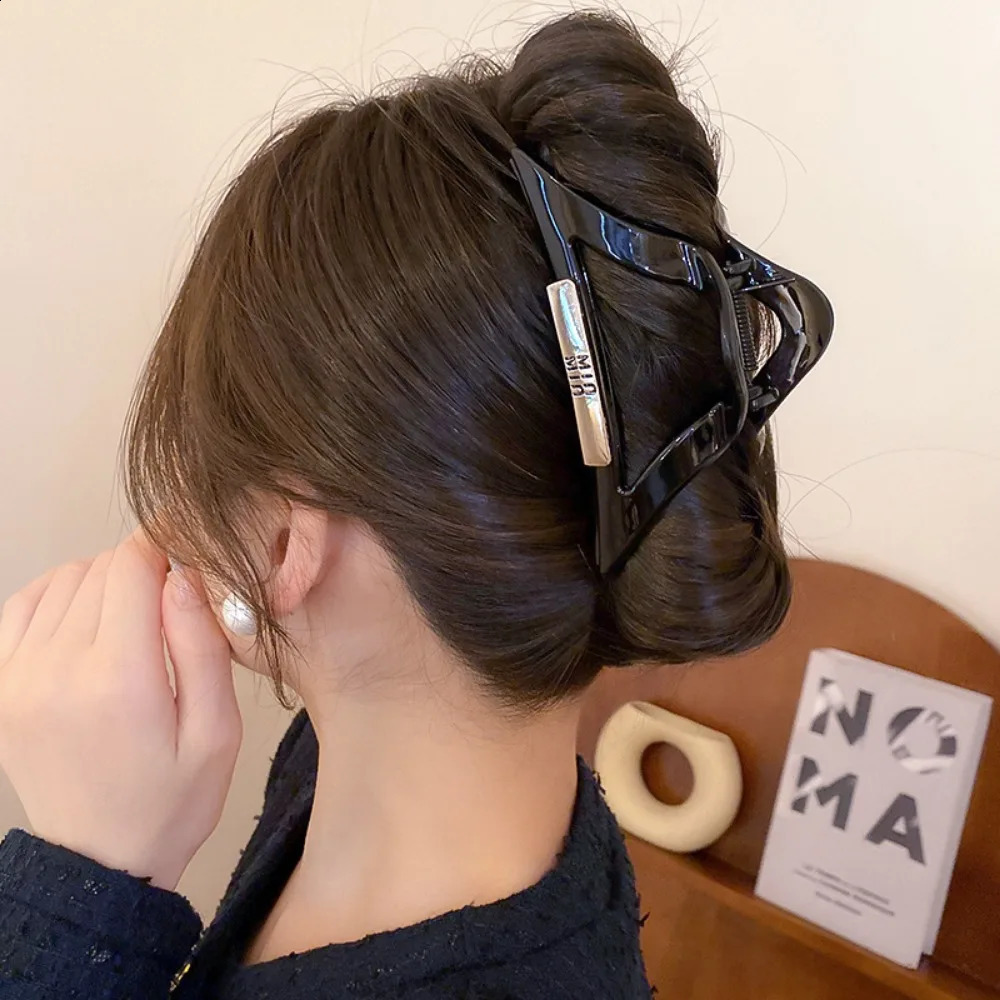 Letter Triangle Hair Clip Niche Back Head Hair Shark Clip Grabber Temperament Light Hair Accessory for Women 250120