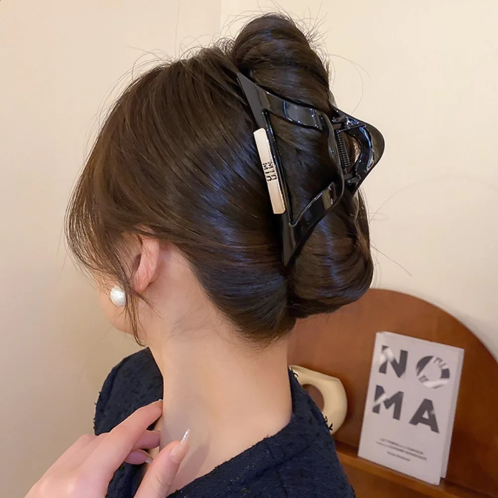 Letter Triangle Hair Clip Niche Back Head Hair Shark Clip Grabber Temperament Light Hair Accessory for Women 250120