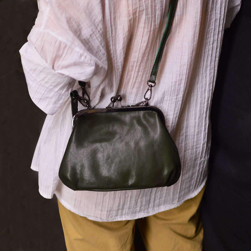 AETOO Durable Gold Women's Leather Retro Commuter Shoulder Bag Niche Wind Large Capacity Simple Outdoor Light Travel Crossb