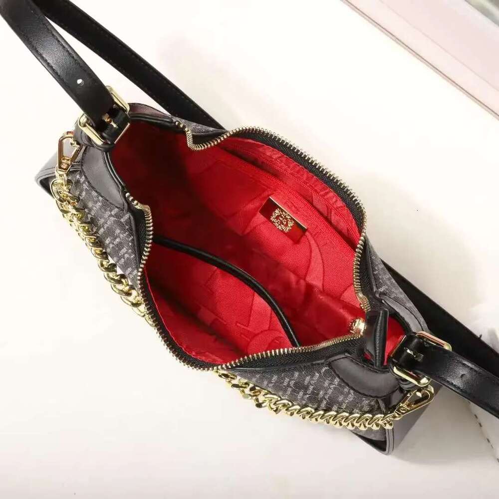A Pvc Material Curved Shoulder Bag Suitable Ladies, Exquisite For Daily Travel