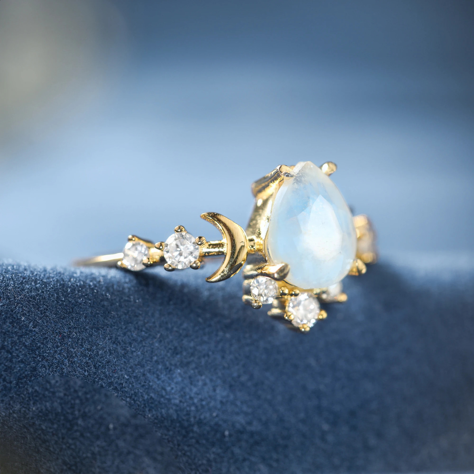 925 Sterling Silver Water Drop Moonstone Wedding Ring Unique Moon n Rings for Women Zircon Cluster Anniversary Jewelry Gift 250121