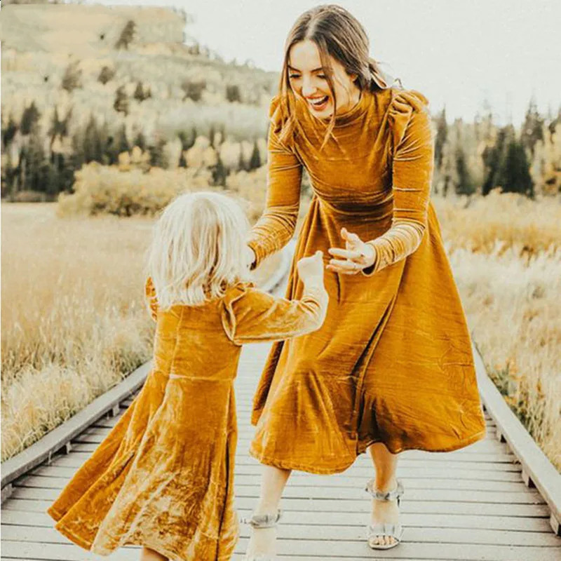 Mother daughter dresses Mom and me Women kids girl Autumn Velvet Long Sleeve Mother Daughter Dresses princess Family matching 250117