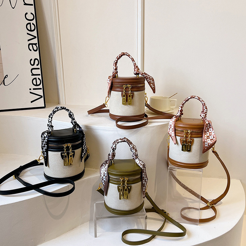 Designer's Multifunctional Small Female Trend Spring New Fashion Niche Crossbody Bag Texture Diamond Grid Handheld Bucket Bag