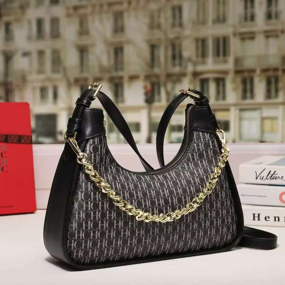 A Pvc Material Curved Shoulder Bag Suitable Ladies, Exquisite For Daily Travel