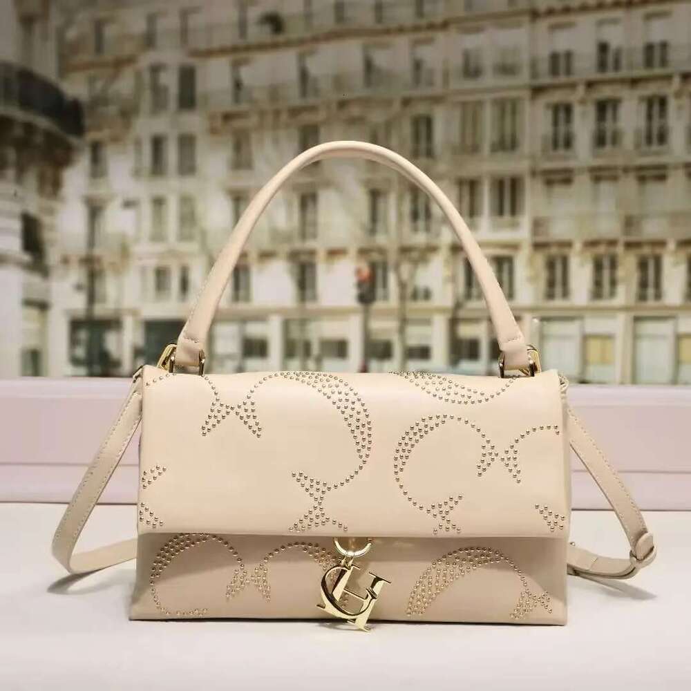 CILMI HARVILL CHHC 2024 Autumn New Women's Handheld Crossbody Bag Flip Design Emed Metal Pendant For High End Banquet Dating