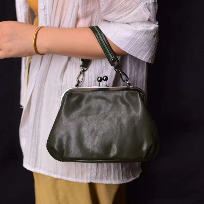AETOO Durable Gold Women's Leather Retro Commuter Shoulder Bag Niche Wind Large Capacity Simple Outdoor Light Travel Crossb