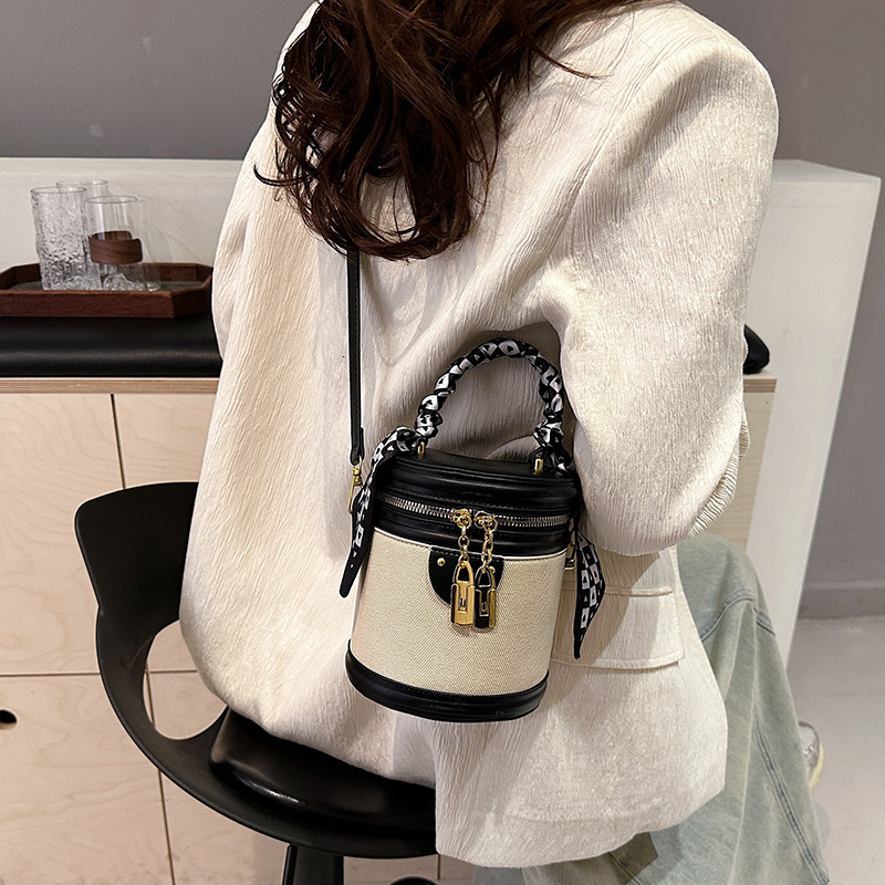 Designer's Multifunctional Small Female Trend Spring New Fashion Niche Crossbody Bag Texture Diamond Grid Handheld Bucket Bag