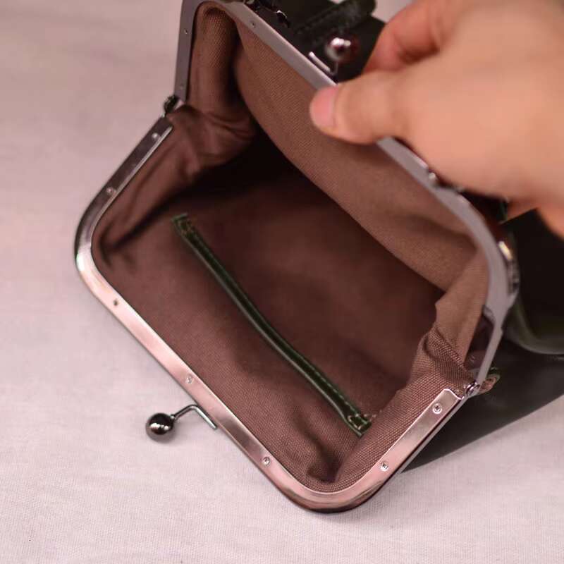 AETOO Durable Gold Women's Leather Retro Commuter Shoulder Bag Niche Wind Large Capacity Simple Outdoor Light Travel Crossb