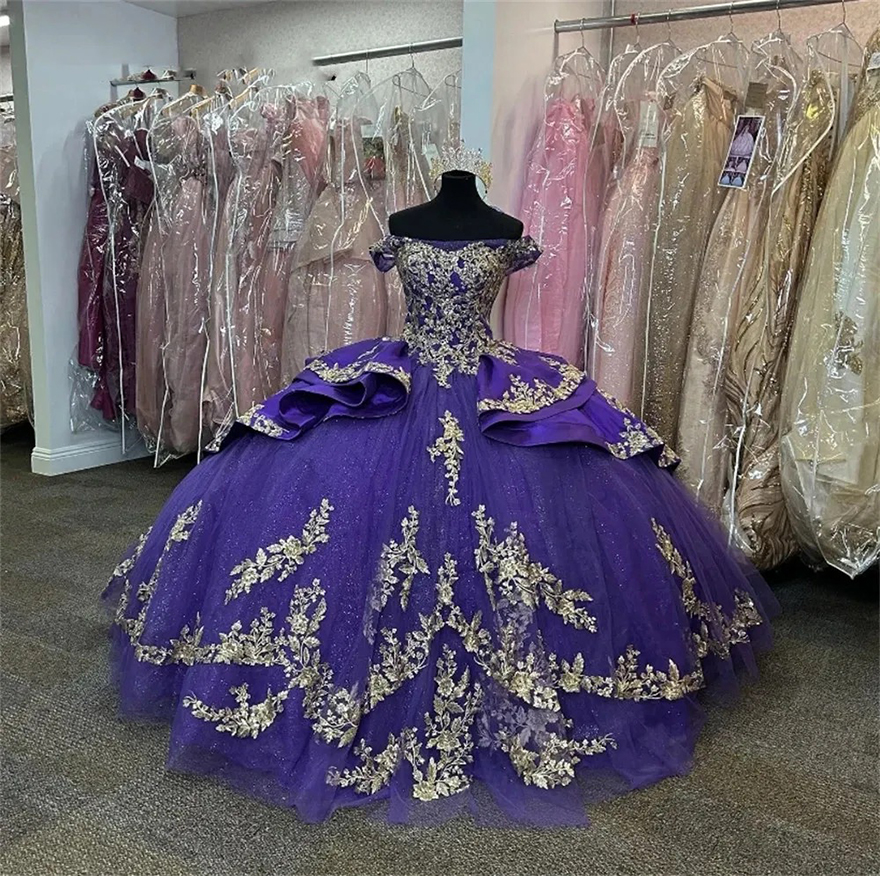 Purple Satin Off The Shoulder Quinceanera Dresses 2025 Gold Appliques Ball Gown Sweet Sixteen Prom Party Gowns Ruffels Tulle vestidos