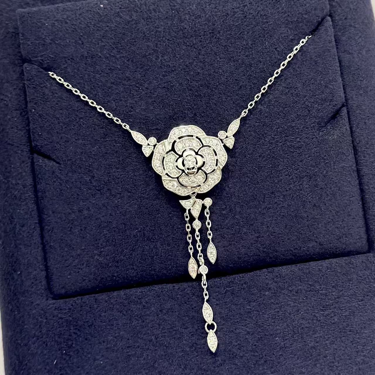 Designer Hollow Camellia S925 Pure Silver Necklace for Women Elegant Party Jewelry Sparkling Gift High Quality Textured Luxury Brand Accessory