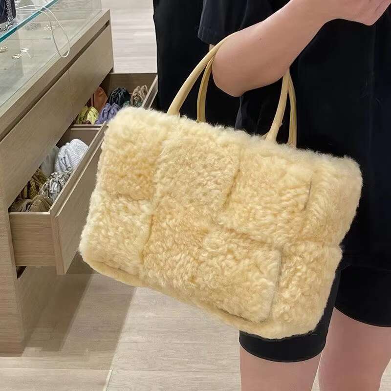 Autumn/Winter New Fashionable Original Plush Women Simple Leisure Versatile Hollow Weaving Large Capacity Handheld Tote Bag