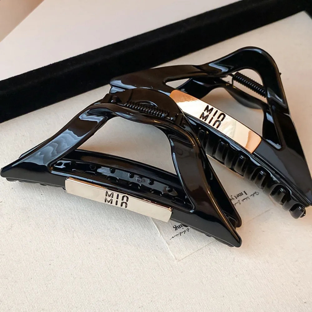 Letter Triangle Hair Clip Niche Back Head Hair Shark Clip Grabber Temperament Light Hair Accessory for Women 250120