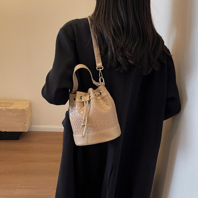 Women's Fashion Bucket Designer's New Woven Pattern Large Capacity Contrasting Color Single Shoulder Crossbody Bag