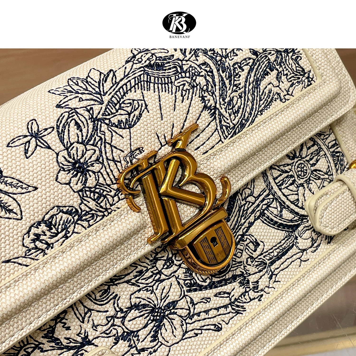 2024 New Spring/Summer Chinese style Embroidered Handbag, Women's Lock, Fashion Single Cross Shoulder Small Square Bag