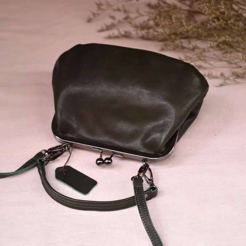 AETOO Durable Gold Women's Leather Retro Commuter Shoulder Bag Niche Wind Large Capacity Simple Outdoor Light Travel Crossb