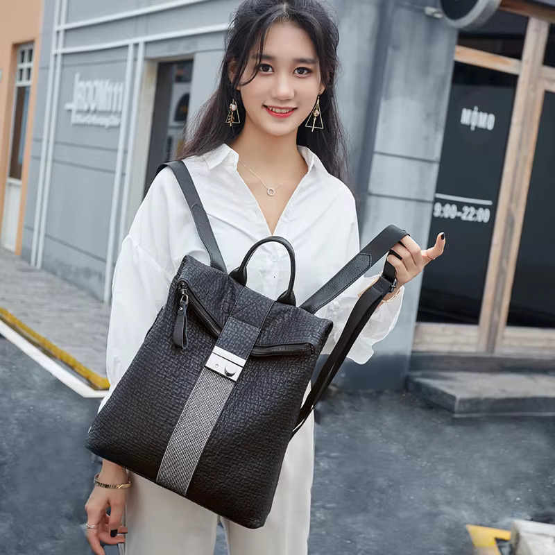 Fashionable 2024 New Retro Soft Face Dia Inlaid Women's Backpack Personalized Buckle Travel Bag