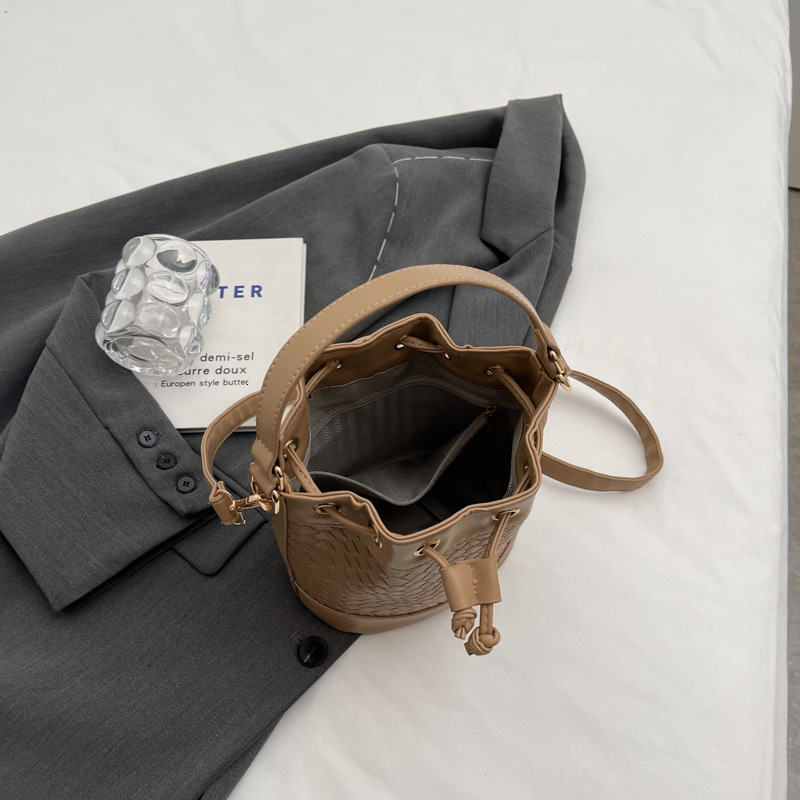 Women's Fashion Bucket Designer's New Woven Pattern Large Capacity Contrasting Color Single Shoulder Crossbody Bag