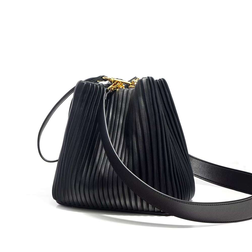 2024 Bucket Bag Pleated Cowhide Large Capacity Commuter Leather Shoulder Crossspan Handbag