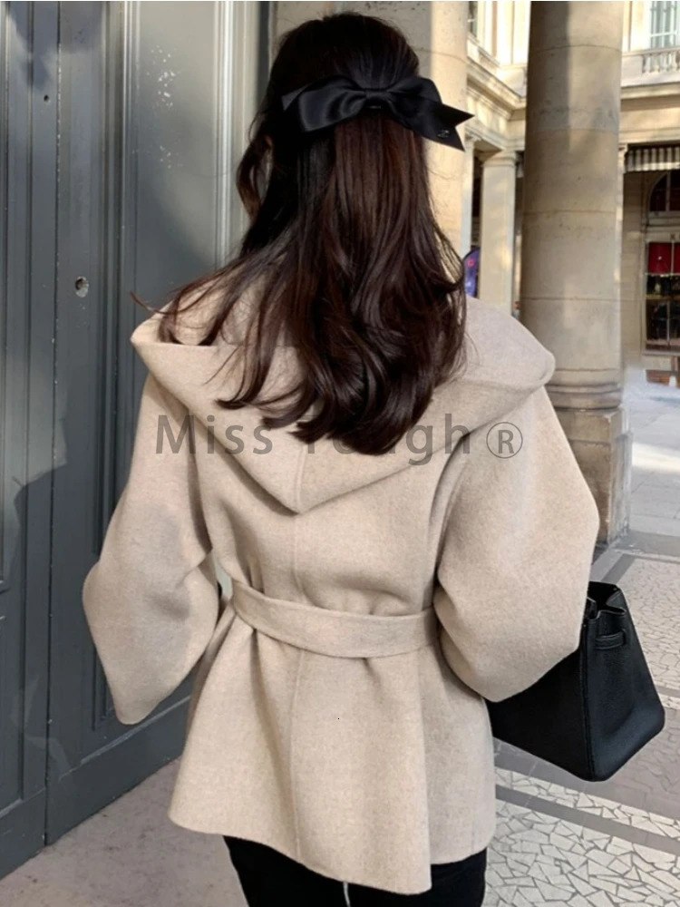 Korea Elegant Design Retro Warm Coat Women French Vintage Hooded Woolen Jacket Tie Haruku Fashion Short Blends Winter 2024