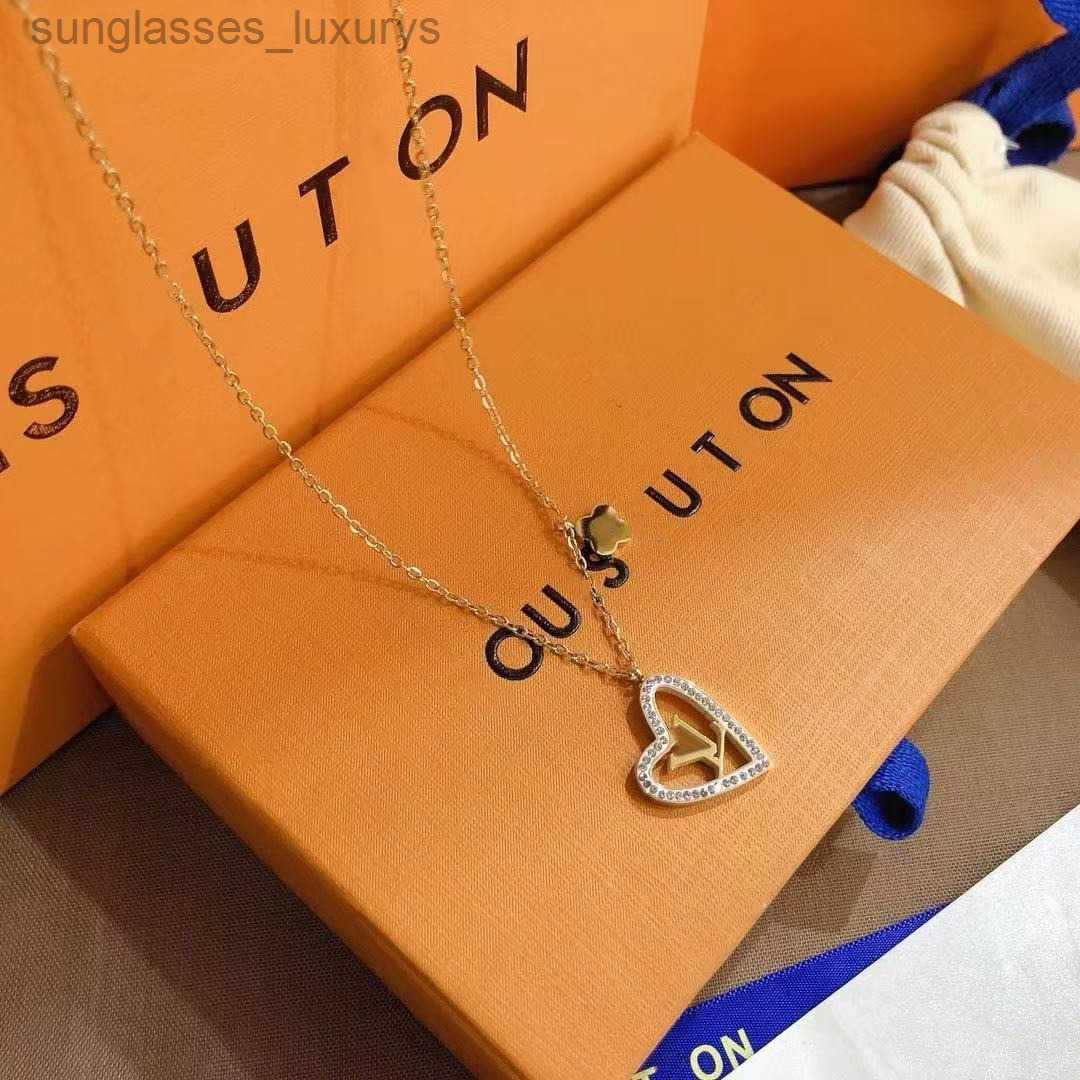 Designer Jewelrys Pendant necklaces designer necklace jewelry Fashion clover necklace Charm Rose Gold Silver Plated Agate Pendant for Women moissanite chain