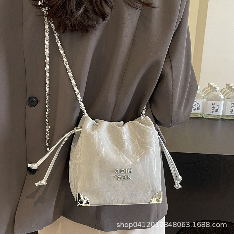 Bag Version Niche Chain Bucket Fashionable Crossbody 2024 New Popular Commuting Shoulder Bag