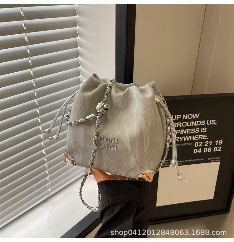 Bag Version Niche Chain Bucket Fashionable Crossbody 2024 New Popular Commuting Shoulder Bag