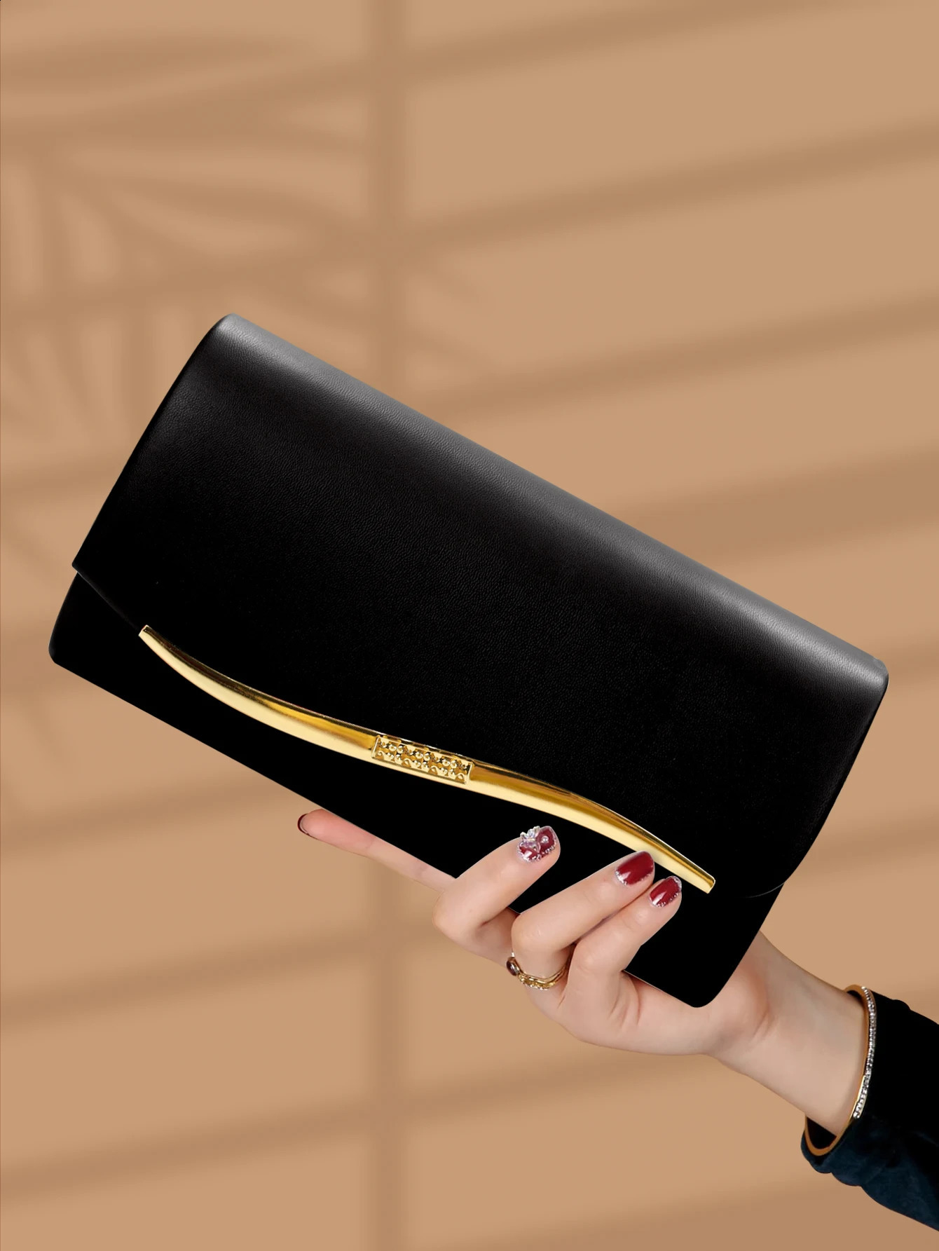 Fashionable and luxurious faux leather party evening bag elegant and versatile womens chain clutch the birthday gift. 250122