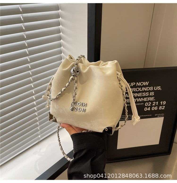 Bag Version Niche Chain Bucket Fashionable Crossbody 2024 New Popular Commuting Shoulder Bag