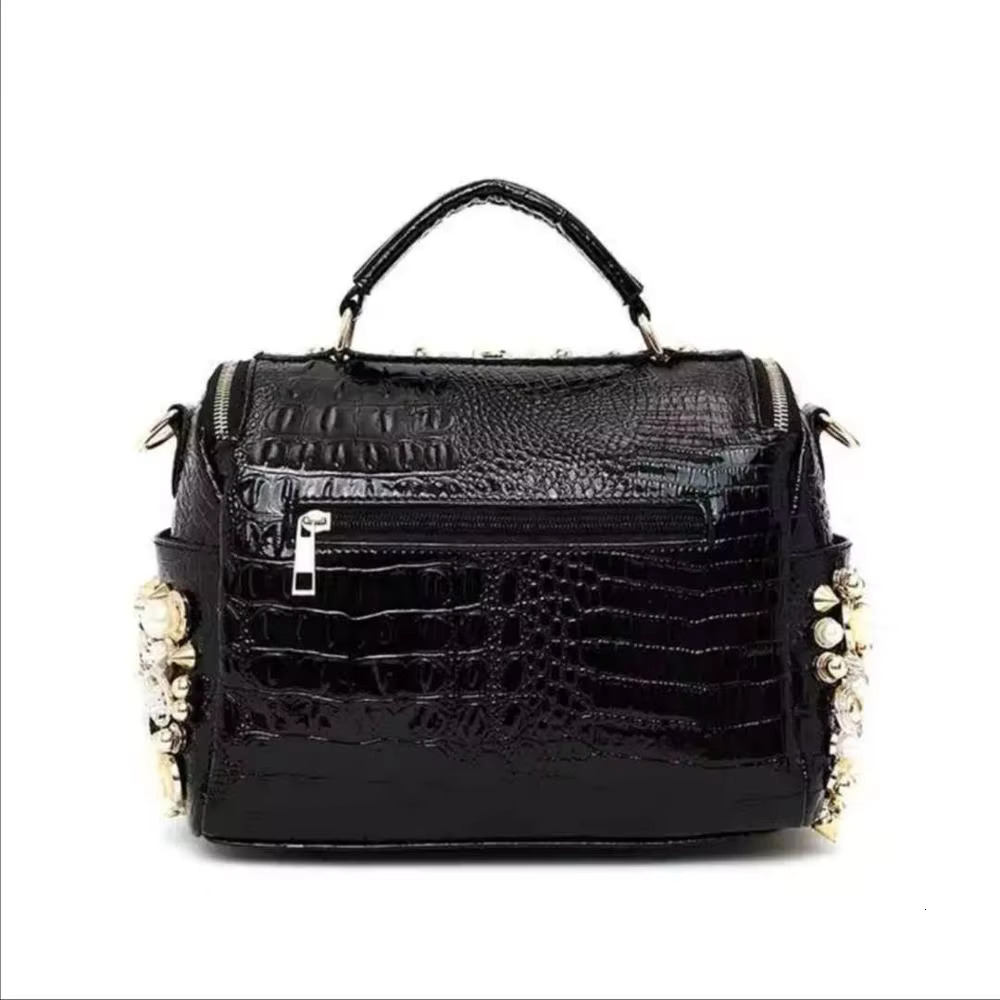 2020 New Pearl Handbag Fashion Rhie Crocodile Pattern Rivet Ladies Shoulder Large Capacity Messenger Bag