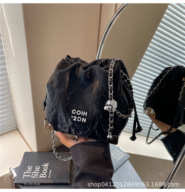 Bag Version Niche Chain Bucket Fashionable Crossbody 2024 New Popular Commuting Shoulder Bag