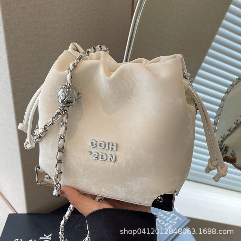 Bag Version Niche Chain Bucket Fashionable Crossbody 2024 New Popular Commuting Shoulder Bag