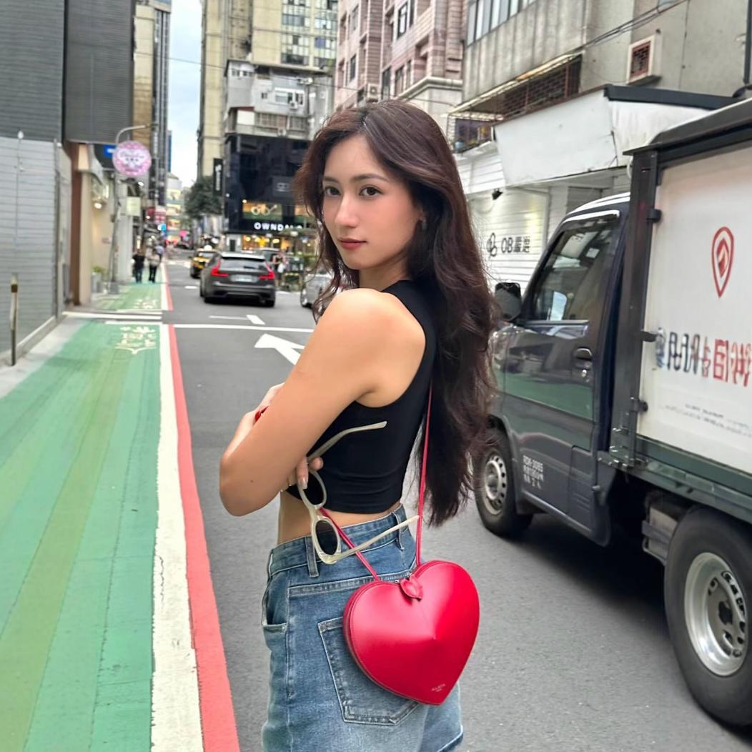 2024 New Peach Heart Shaped High Texture Coeur Love Genuine Leather Cross Shoulder Bag Trendy