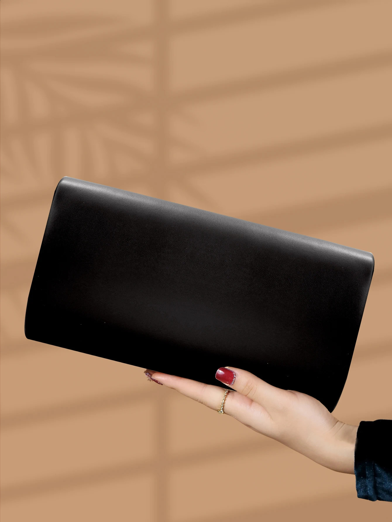 Fashionable and luxurious faux leather party evening bag elegant and versatile womens chain clutch the birthday gift. 250122