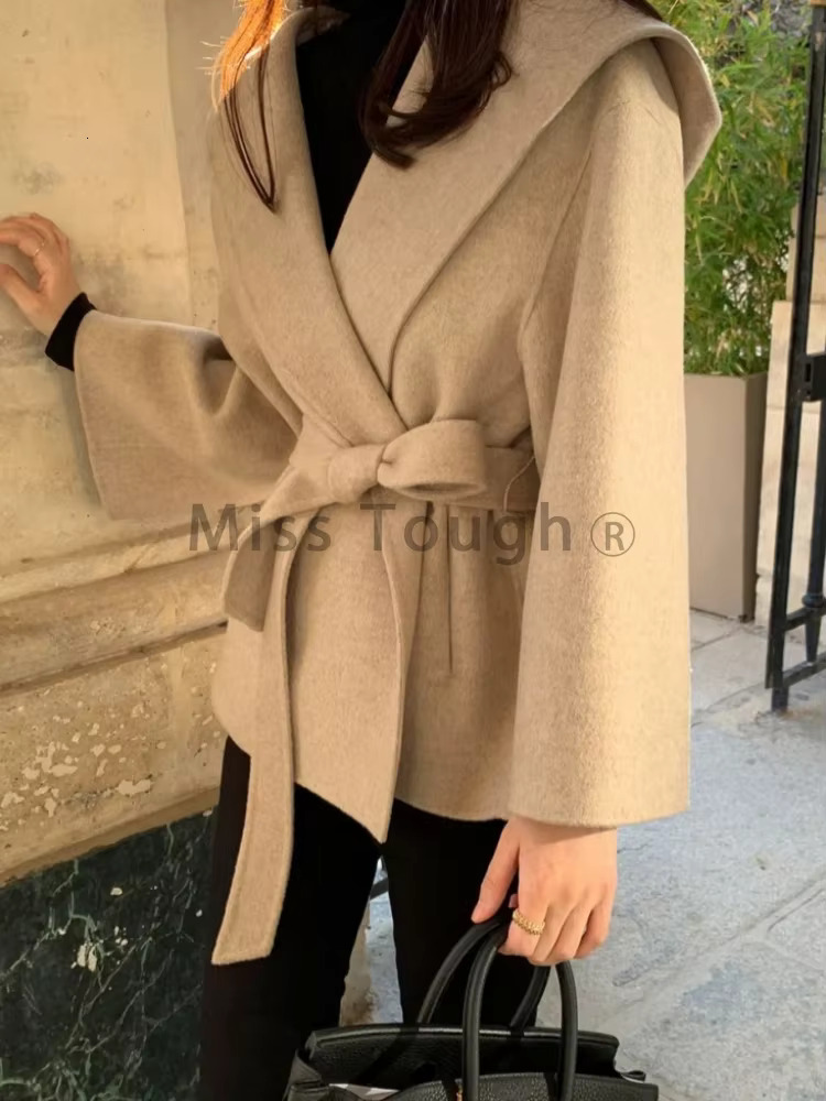 Korea Elegant Design Retro Warm Coat Women French Vintage Hooded Woolen Jacket Tie Haruku Fashion Short Blends Winter 2024
