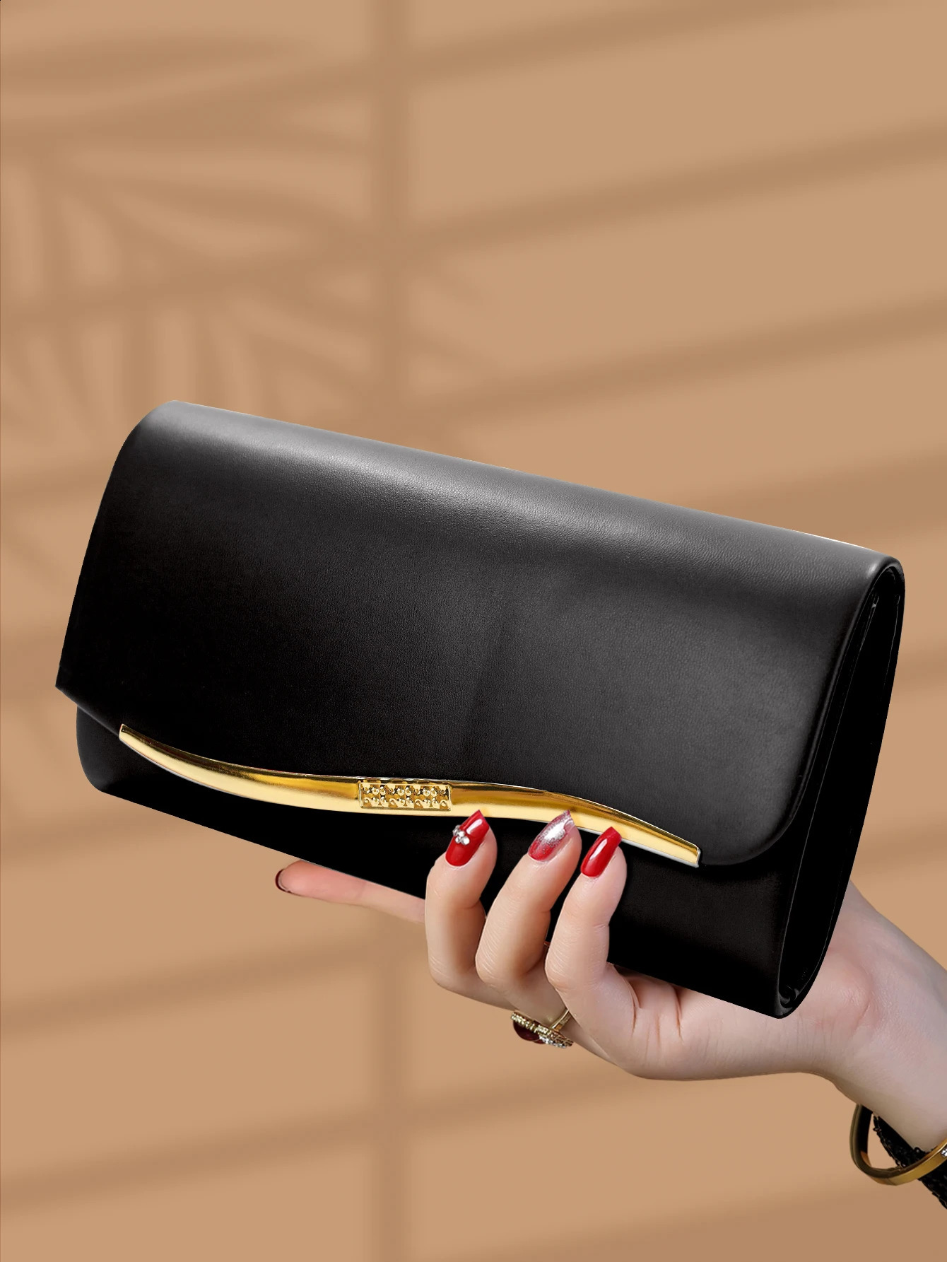 Fashionable and luxurious faux leather party evening bag elegant and versatile womens chain clutch the birthday gift. 250122