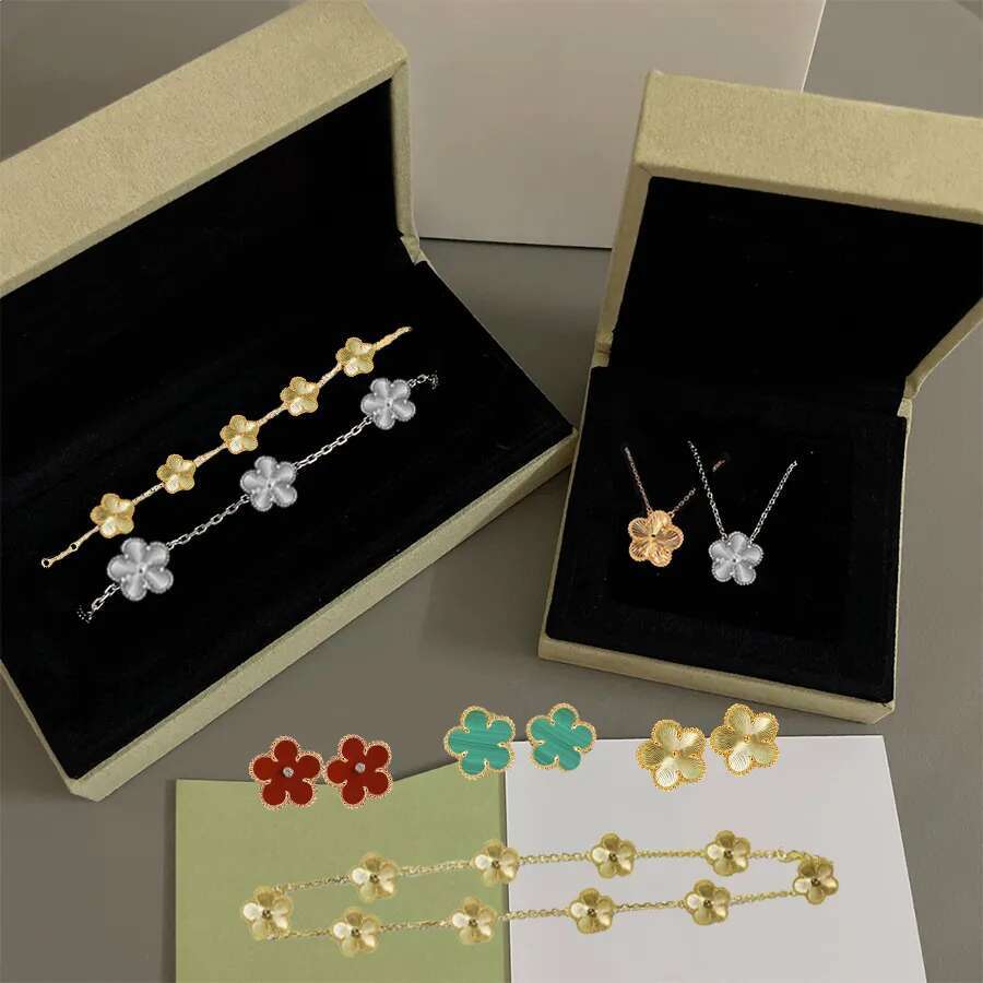 Designer Jewelry Classic Clover Bracelet Designer Bracelet Necklace Earrings Available Women cleeflies Flowers Jewelry Womens Mother Gift Wedding Jewelry