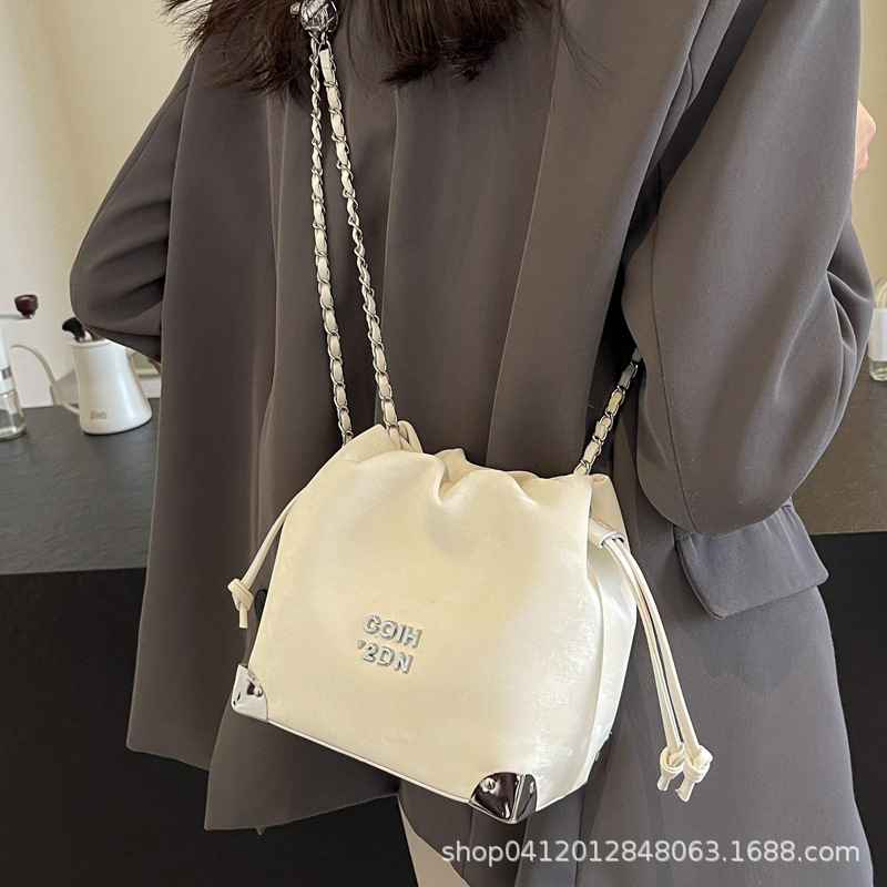 Bag Version Niche Chain Bucket Fashionable Crossbody 2024 New Popular Commuting Shoulder Bag