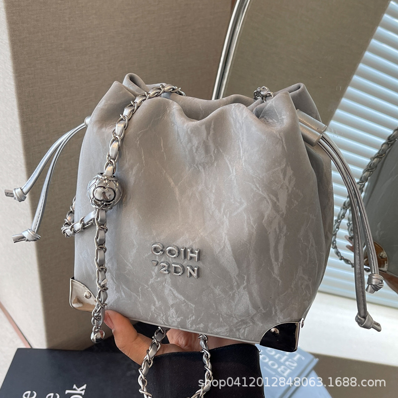Bag Version Niche Chain Bucket Fashionable Crossbody 2024 New Popular Commuting Shoulder Bag