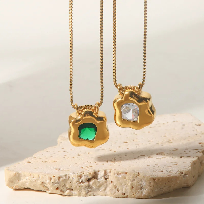 Vintage French Flower Shaped Stainless Steel Necklace Lightweight Versatile Green Zirconia Pendant Non-Fading Jewellery Gifts 250117